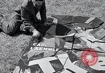 Standbild Hollywood Stars Montage einer Stichsäge Puzzle Universal City California USA, 1933, aus Sekunde 62 historischem Filmmaterial Videoclip 65675037678