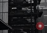 Standbild vertikale Parkplatz East Pittsburgh Pennsylvania USA, 1932, aus Sekunde 22 historischem Filmmaterial Videoclip 65675037699