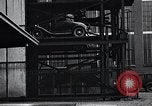 Standbild vertikale Parkplatz East Pittsburgh Pennsylvania USA, 1932, aus Sekunde 26 historischem Filmmaterial Videoclip 65675037699
