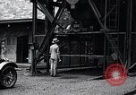 Standbild vertikale Parkplatz East Pittsburgh Pennsylvania USA, 1932, aus Sekunde 29 historischem Filmmaterial Videoclip 65675037699