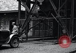 Standbild vertikale Parkplatz East Pittsburgh Pennsylvania USA, 1932, aus Sekunde 36 historischem Filmmaterial Videoclip 65675037699