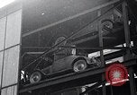 Standbild vertikale Parkplatz East Pittsburgh Pennsylvania USA, 1932, aus Sekunde 47 historischem Filmmaterial Videoclip 65675037699