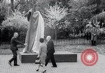 Standbild Churchill's Statue Washington DC USA, 1966, aus Sekunde 18 historischem Filmmaterial Videoclip 65675037706