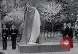 Standbild Churchill's Statue Washington DC USA, 1966, aus Sekunde 61 historischem Filmmaterial Videoclip 65675037706