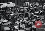 Standbild Internationale Automobilausstellung New York United States USA, 1966, aus Sekunde 10 historischem Filmmaterial Videoclip 65675037707