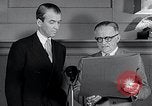 Standbild Jimmy Stewart empfangen Zitat von Ehre Washington DC USA, 1954, aus Sekunde 4 historischem Filmmaterial Videoclip 65675037712