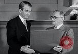 Standbild Jimmy Stewart empfangen Zitat von Ehre Washington DC USA, 1954, aus Sekunde 6 historischem Filmmaterial Videoclip 65675037712