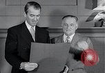 Standbild Jimmy Stewart empfangen Zitat von Ehre Washington DC USA, 1954, aus Sekunde 9 historischem Filmmaterial Videoclip 65675037712