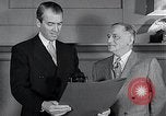 Standbild Jimmy Stewart empfangen Zitat von Ehre Washington DC USA, 1954, aus Sekunde 10 historischem Filmmaterial Videoclip 65675037712