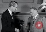 Standbild Jimmy Stewart empfangen Zitat von Ehre Washington DC USA, 1954, aus Sekunde 14 historischem Filmmaterial Videoclip 65675037712