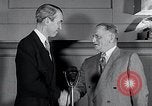 Standbild Jimmy Stewart empfangen Zitat von Ehre Washington DC USA, 1954, aus Sekunde 15 historischem Filmmaterial Videoclip 65675037712