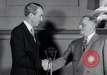 Standbild Jimmy Stewart empfangen Zitat von Ehre Washington DC USA, 1954, aus Sekunde 16 historischem Filmmaterial Videoclip 65675037712