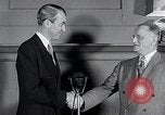 Standbild Jimmy Stewart empfangen Zitat von Ehre Washington DC USA, 1954, aus Sekunde 17 historischem Filmmaterial Videoclip 65675037712