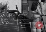 Standbild Wasser Tennis Venice Beach Los Angeles California USA, 1936, aus Sekunde 34 historischem Filmmaterial Videoclip 65675037733