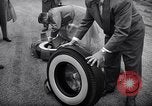 Standbild Firestone Nachweis REIFENPANNE REIFEN United States USA, 1955, aus Sekunde 31 historischem Filmmaterial Videoclip 65675037736