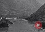 Standbild Stilwell Road Bridge errichtet über Salween River Birma, 1944, aus Sekunde 33 historischem Filmmaterial Videoclip 65675037769