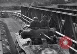 Image 1ère Armée des États-Unis des ingénieurs construisent des ponts France, 1944, de la seconde 52 séquences d'archives historiques vidéo 65675037771