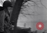 Standbild US 29th Infantry Division überquert Ruhr in Zweiten Weltkrieg Julich Deutschland, 1945, aus Sekunde 10 historischem Filmmaterial Videoclip 65675037780