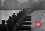 Standbild US 29th Infantry Division überquert Ruhr in Zweiten Weltkrieg Julich Deutschland, 1945, aus Sekunde 18 historischem Filmmaterial Videoclip 65675037780