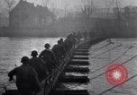 Standbild US 29th Infantry Division überquert Ruhr in Zweiten Weltkrieg Julich Deutschland, 1945, aus Sekunde 19 historischem Filmmaterial Videoclip 65675037780