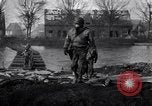 Standbild US 29th Infantry Division überquert Ruhr in Zweiten Weltkrieg Julich Deutschland, 1945, aus Sekunde 37 historischem Filmmaterial Videoclip 65675037780