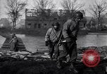 Standbild US 29th Infantry Division überquert Ruhr in Zweiten Weltkrieg Julich Deutschland, 1945, aus Sekunde 39 historischem Filmmaterial Videoclip 65675037780