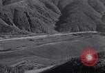 Standbild erste Konvoi über Ledo Road in Zweiten Weltkrieg Kunming China, 1945, aus Sekunde 8 historischem Filmmaterial Videoclip 65675037798