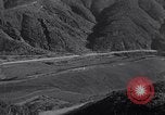 Standbild erste Konvoi über Ledo Road in Zweiten Weltkrieg Kunming China, 1945, aus Sekunde 9 historischem Filmmaterial Videoclip 65675037798