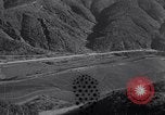 Standbild erste Konvoi über Ledo Road in Zweiten Weltkrieg Kunming China, 1945, aus Sekunde 10 historischem Filmmaterial Videoclip 65675037798