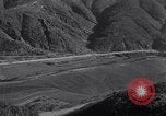 Standbild erste Konvoi über Ledo Road in Zweiten Weltkrieg Kunming China, 1945, aus Sekunde 11 historischem Filmmaterial Videoclip 65675037798