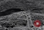 Standbild erste Konvoi über Ledo Road in Zweiten Weltkrieg Kunming China, 1945, aus Sekunde 13 historischem Filmmaterial Videoclip 65675037798