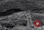 Standbild erste Konvoi über Ledo Road in Zweiten Weltkrieg Kunming China, 1945, aus Sekunde 14 historischem Filmmaterial Videoclip 65675037798