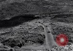 Standbild erste Konvoi über Ledo Road in Zweiten Weltkrieg Kunming China, 1945, aus Sekunde 15 historischem Filmmaterial Videoclip 65675037798