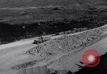 Standbild erste Konvoi über Ledo Road in Zweiten Weltkrieg Kunming China, 1945, aus Sekunde 16 historischem Filmmaterial Videoclip 65675037798