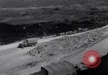 Standbild erste Konvoi über Ledo Road in Zweiten Weltkrieg Kunming China, 1945, aus Sekunde 17 historischem Filmmaterial Videoclip 65675037798