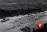 Standbild erste Konvoi über Ledo Road in Zweiten Weltkrieg Kunming China, 1945, aus Sekunde 18 historischem Filmmaterial Videoclip 65675037798