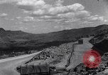 Standbild erste Konvoi über Ledo Road in Zweiten Weltkrieg Kunming China, 1945, aus Sekunde 21 historischem Filmmaterial Videoclip 65675037798