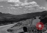 Standbild erste Konvoi über Ledo Road in Zweiten Weltkrieg Kunming China, 1945, aus Sekunde 22 historischem Filmmaterial Videoclip 65675037798