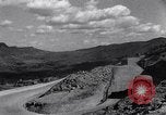 Standbild erste Konvoi über Ledo Road in Zweiten Weltkrieg Kunming China, 1945, aus Sekunde 24 historischem Filmmaterial Videoclip 65675037798
