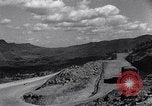 Standbild erste Konvoi über Ledo Road in Zweiten Weltkrieg Kunming China, 1945, aus Sekunde 25 historischem Filmmaterial Videoclip 65675037798