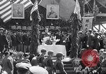 Standbild erste Konvoi über Ledo Road in Zweiten Weltkrieg Kunming China, 1945, aus Sekunde 45 historischem Filmmaterial Videoclip 65675037798
