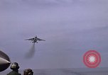 Immagine di USS Kitty Hawk Oceano Pacifico, 1979, secondo 10 filmato di repertorio 65675037816