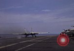 Immagine di USS Kitty Hawk Oceano Pacifico, 1979, secondo 21 filmato di repertorio 65675037816