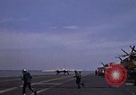 Immagine di USS Kitty Hawk Oceano Pacifico, 1979, secondo 24 filmato di repertorio 65675037816