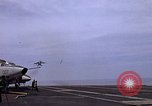 Immagine di USS Kitty Hawk Oceano Pacifico, 1979, secondo 35 filmato di repertorio 65675037816