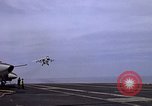 Immagine di USS Kitty Hawk Oceano Pacifico, 1979, secondo 36 filmato di repertorio 65675037816