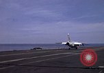 Immagine di USS Kitty Hawk Oceano Pacifico, 1979, secondo 39 filmato di repertorio 65675037816