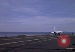 Immagine di USS Kitty Hawk Oceano Pacifico, 1979, secondo 40 filmato di repertorio 65675037816