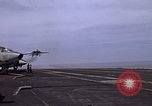 Immagine di USS Kitty Hawk Oceano Pacifico, 1979, secondo 44 filmato di repertorio 65675037816