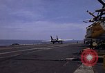 Immagine di USS Kitty Hawk Oceano Pacifico, 1979, secondo 49 filmato di repertorio 65675037816